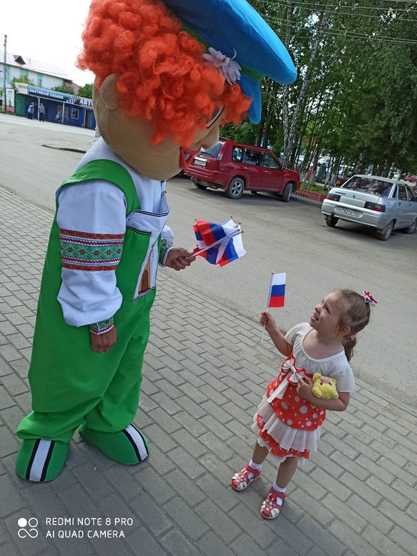 razdacha_flazhkov_trikolor_zhitelyam_mku_kdc_st.mochishche.jpg