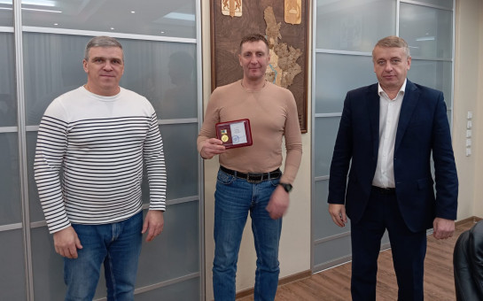 Юбилейную медаль вручил глава района Андрей Михайлов депутату Руслану Колнику
